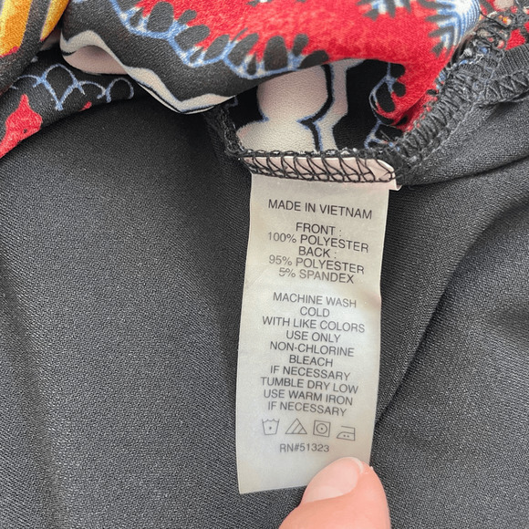 Chaus Geometric Abstract Short Sleeve Blouse Women’s size Medium - Picture 7 of 9